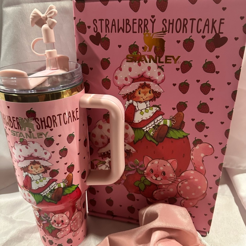 Stanley Tumbler 40 oz Quencher Pink Strawberry Shortcake